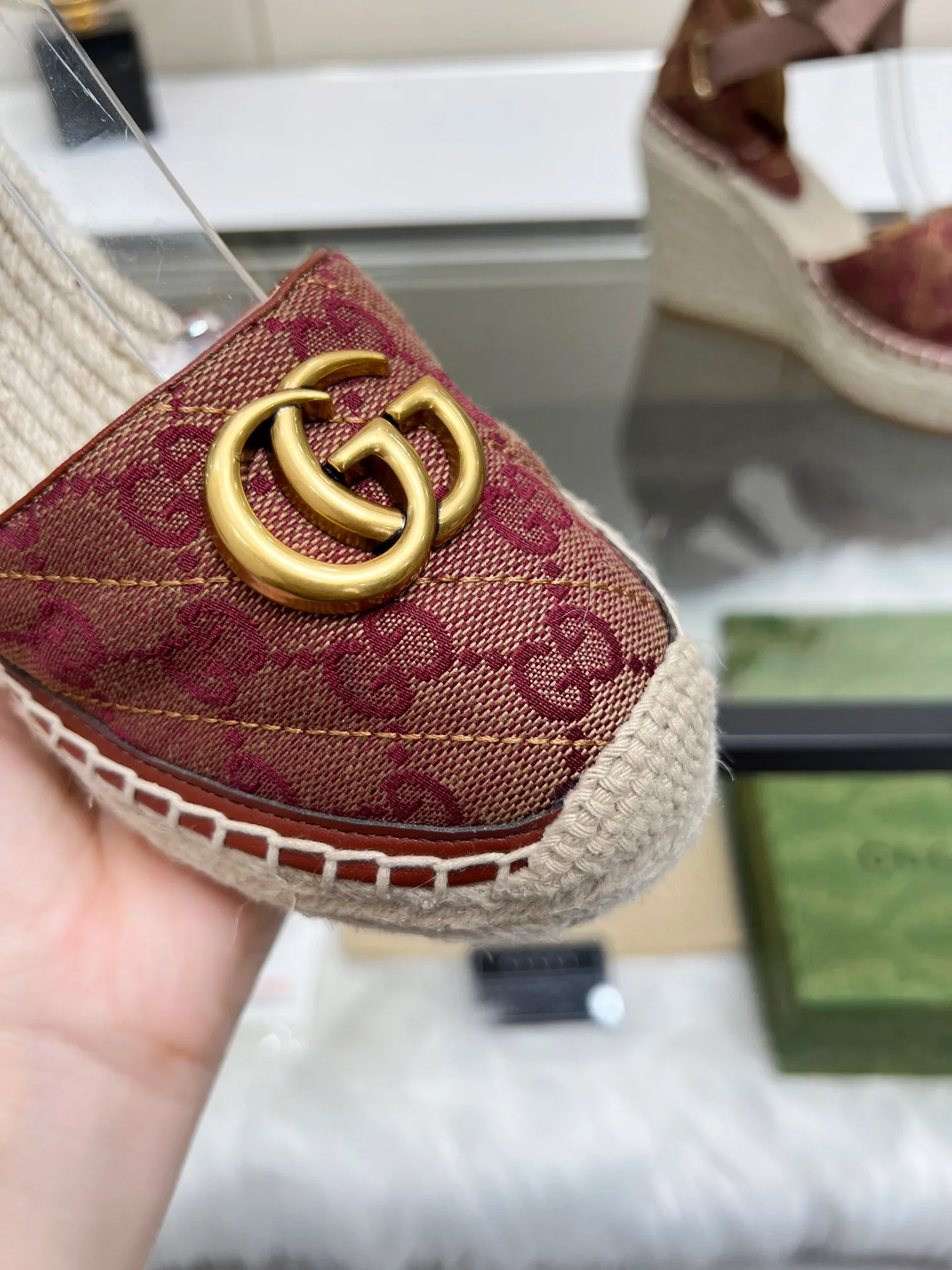 👟👟Ex-factory price 440👟👟 GUCCI wedge fisherman sandals, thick-soled straw, high-end quality, fabric: double G fabric, electric embroidery, lining: mixed sheepskin lining, yardage: 35～42, color: pure white. Dear new and old customers, the picture has been updated, please transfer the image to change. The upgraded version of the wedge heel currently has more than 40 colors. Transfer the image to sell.